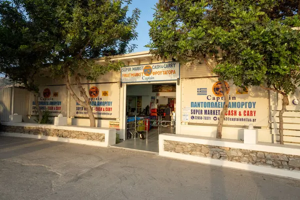 Amorgos, Yunanistan - 15 Mayıs 2024: Amorgos Adası 'ndaki Aegiali köyünün merkezindeki bakkal. Cyclades, Yunanistan