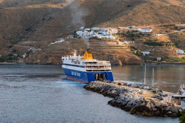 Amorgos, Yunanistan - 16 Mayıs 2024: Yunanistan 'ın Amorgos adasındaki Aegiali limanındaki Mavi Yıldız Naxos feribotu