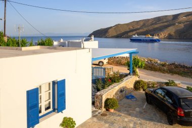 Amorgos, Yunanistan - 16 Mayıs 2024: Aegiali Körfezi 'ne bakan Kiklad tarzı ev. Amorgos Adası. Yunanistan