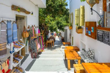 Amorgos, Yunanistan - 16 Mayıs 2024: Amorgos adasındaki turistik Aegiali köyünde sokak. Yunanistan