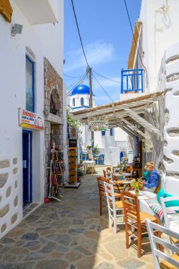 Amorgos, Yunanistan - 16 Mayıs 2024: Amorgos adasındaki turistik Aegiali köyünde sokak. Yunanistan