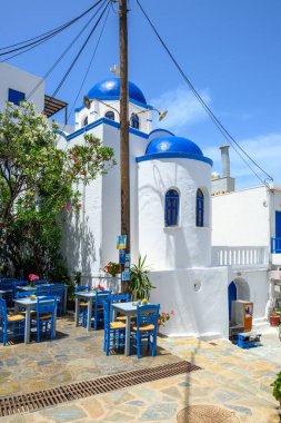 Amorgos, Yunanistan - 16 Mayıs 2024: Amorgos adasındaki turistik Aegiali köyünde sokak. Yunanistan