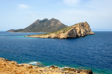 Nikouria, Aegialis Körfezi 'nin önünde küçük ıssız bir ada. Amorgos adası. Cyclades, Yunanistan