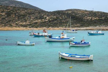 Kalotaritissa sahiline demirlemiş tekneler. Amorgos, Cyclades, Yunanistan