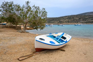 Kalotaritissa sahilinde bir tekne. Amorgos, Cyclades, Yunanistan