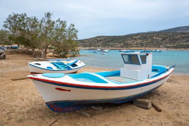 Kalotaritissa sahilinde tekneler. Amorgos, Cyclades, Yunanistan