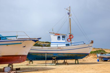 Kalotaritissa sahilinde tekneler. Amorgos, Cyclades, Yunanistan