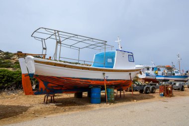 Kalotaritissa sahilinde tekneler. Amorgos, Cyclades, Yunanistan
