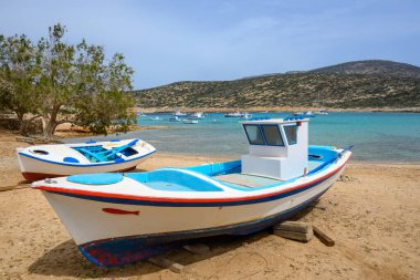 Kalotaritissa sahilinde tekneler. Amorgos, Cyclades, Yunanistan