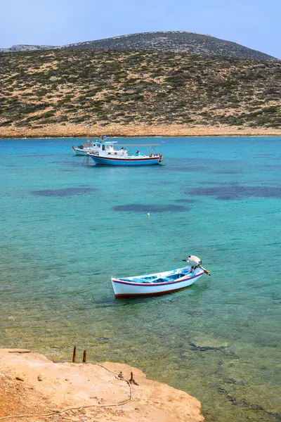 Kalotaritissa sahiline demirlemiş tekneler. Amorgos, Cyclades, Yunanistan