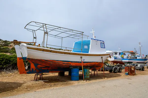 Kalotaritissa sahilinde tekneler. Amorgos, Cyclades, Yunanistan