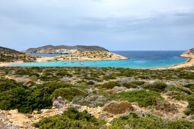 Amorgos 'taki Kalotaritissa plajı adanın güney tarafında yer almaktadır. Cyclades, Yunanistan