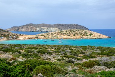 Amorgos 'taki Kalotaritissa plajı adanın güney tarafında yer almaktadır. Cyclades, Yunanistan