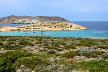Amorgos 'taki Kalotaritissa plajı adanın güney tarafında yer almaktadır. Cyclades, Yunanistan