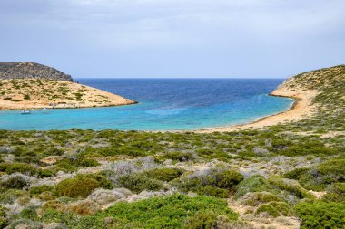 Amorgos 'taki Kalotaritissa plajı adanın güney tarafında yer almaktadır. Cyclades, Yunanistan