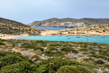 Amorgos 'taki Kalotaritissa plajı adanın güney tarafında yer almaktadır. Cyclades, Yunanistan
