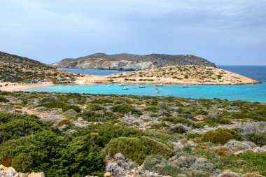 Amorgos 'taki Kalotaritissa plajı adanın güney tarafında yer almaktadır. Cyclades, Yunanistan