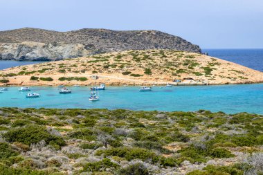 Amorgos 'taki Kalotaritissa plajı adanın güney tarafında yer almaktadır. Cyclades, Yunanistan
