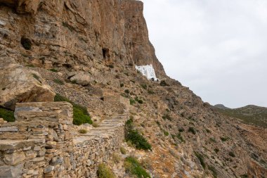 Hozoviotissa Manastırı bir uçurumun yüzüne inşa edilmiştir. Amorgos Adası, Kiklad, Yunanistan