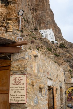 Amorgos, Yunanistan - 17 Mayıs 2024: Hozoviotissa manastırının hemen yanında bir hediyelik eşya dükkanı. Cyclades, Yunanistan