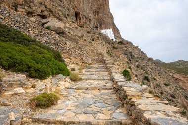 Hozoviotissa Manastırı 'na çıkan taş basamaklar. Amorgos adası. Cyclades, Yunanistan