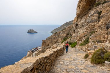 Amorgos, Yunanistan - 17 Mayıs 2024: Hozoviotissa Manastırı 'na giden basamaklardaki turistler. Amorgos adası. Cyclades, Yunanistan