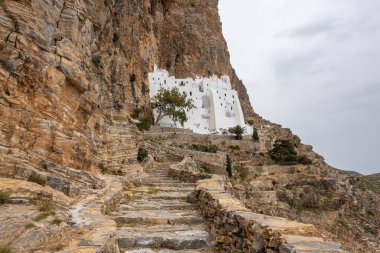 Hozoviotissa Manastırı 'na çıkan taş basamaklar. Amorgos adası. Cyclades, Yunanistan