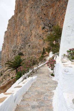 Hozoviotissa Manastırı 'na giden adımlar. Amorgos adası. Cyclades, Yunanistan