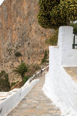 Amorgos, Yunanistan - 17 Mayıs 2024: Hozoviotissa Manastırı bir uçurumun üzerine inşa edilmiştir. Amorgos Adası, Kiklad, Yunanistan