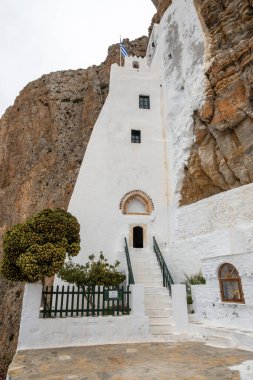 Amorgos, Yunanistan - 17 Mayıs 2024: Hozoviotissa Manastırı bir uçurumun üzerine inşa edilmiştir. Amorgos Adası, Kiklad, Yunanistan