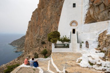 Amorgos, Yunanistan - 17 Mayıs 2024: Hozoviotissa Manastırı bir uçurumun üzerine inşa edilmiştir. Amorgos Adası, Kiklad, Yunanistan