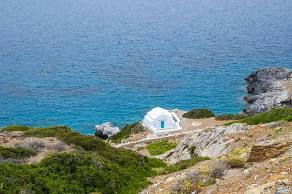 Agia Anna kilisesi Amorgos adasındaki ünlü plajın üstünde, Kiklad, Yunanistan