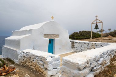 Amorgos adasındaki küçük Agia Anna şapeli, Kiklad, Yunanistan