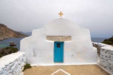 Amorgos adasındaki küçük Agia Anna şapeli, Kiklad, Yunanistan