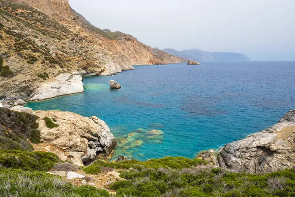 Amorgos 'un Agia Anna plajı, adanın en ünlü plajı. Cyclades, Yunanistan