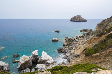 Amorgos Adası, Cyclades, Yunanistan 'daki Rocky plajı Agia Anna