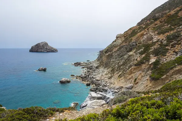 Amorgos Adası, Cyclades, Yunanistan 'daki Rocky plajı Agia Anna