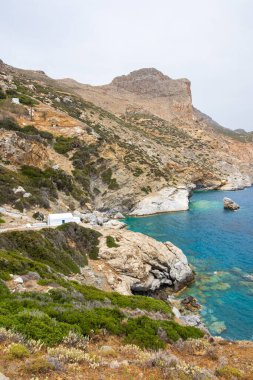 Amorgos Adası, Cyclades, Yunanistan 'daki Rocky plajı Agia Anna