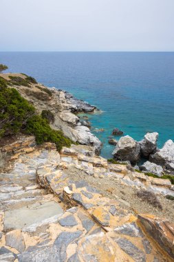 Amorgos Adası, Cyclades, Yunanistan 'daki Rocky plajı Agia Anna