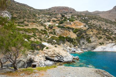 Amorgos Adası, Cyclades, Yunanistan 'daki Rocky plajı Agia Anna