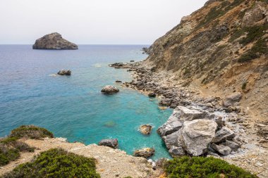 Amorgos Adası, Cyclades, Yunanistan 'daki Rocky plajı Agia Anna