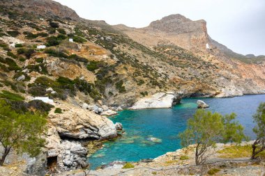 Zümrüt kayalık Agia Anna plajı Amorgos adası, Cyclades, Yunanistan