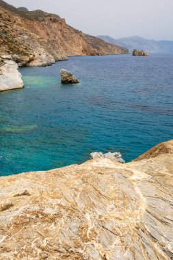Amorgos Adası, Cyclades, Yunanistan 'daki Rocky plajı Agia Anna