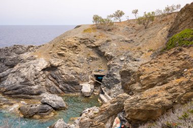 Amorgos adasındaki Agia Anna sahilinde tekneler için barınak. Yunanistan