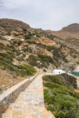 Adanın en ünlü plajı Agia Anna plajına giden yol. Cyclades, Yunanistan