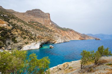 Agia Anna sahilinin zümrüt suları Amorgos adası, Cyclades, Yunanistan