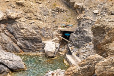 Amorgos adasındaki Agia Anna sahilinde tekneler için barınak. Yunanistan
