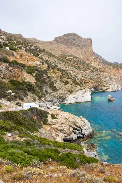 Amorgos Adası, Cyclades, Yunanistan 'daki Rocky plajı Agia Anna