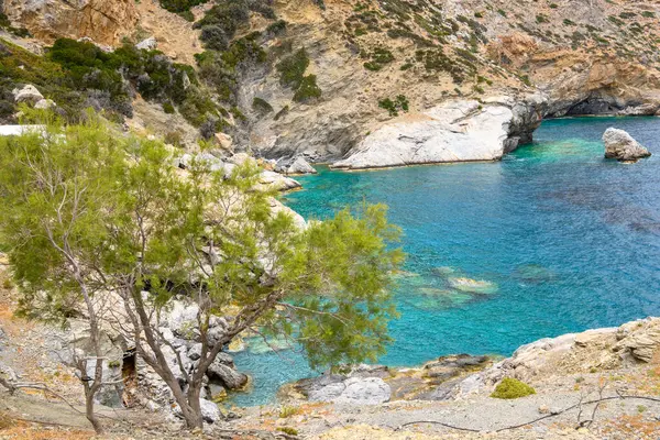 Zümrüt kayalık Agia Anna plajı Amorgos adası, Cyclades, Yunanistan