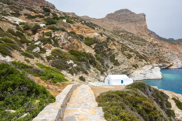 Adanın en ünlü plajı Agia Anna plajına giden yol. Cyclades, Yunanistan